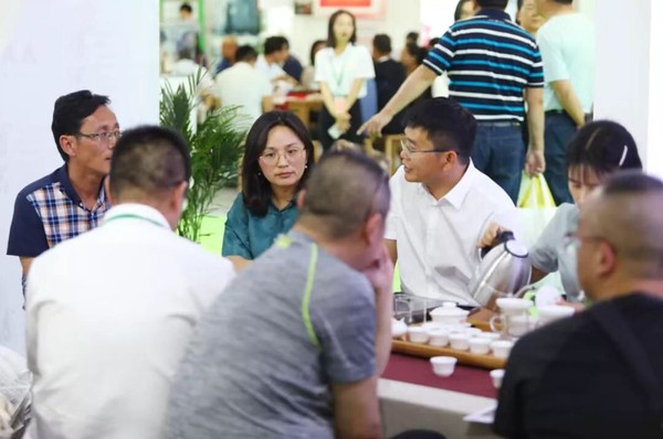 茶友在2019北京国际茶业展品茶交流
