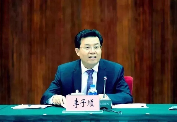 司法部办公厅副主任、新闻发言人李子顺主持。