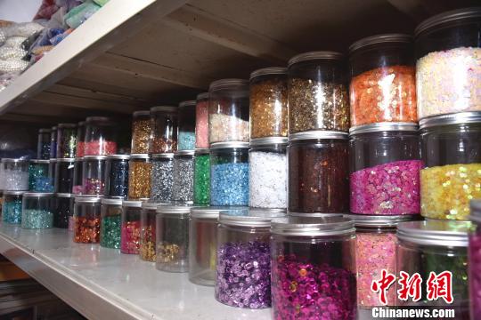 工作坊内堆放了众多采购自东南亚的珠子和珠片。　陈龙山 摄