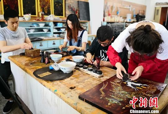 甘肃大学生创本土文化漆艺作品“慢功夫”打磨心性