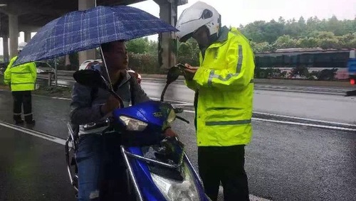 骑非机动车撑伞、玩手机都要被处罚？上海交警：骑车不得手中持物，违者罚款50元