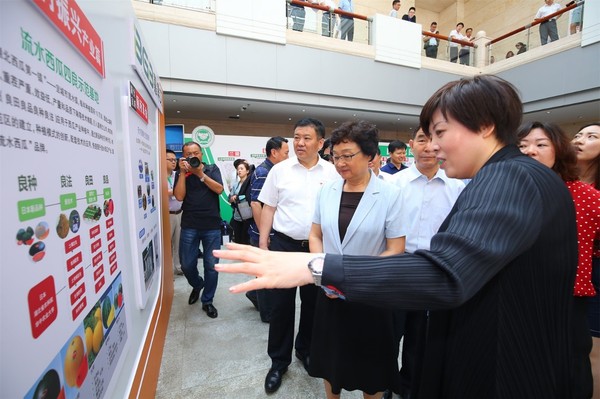 第十二届全国政协副主席李海峰参观大会展区，了解栖霞苹果种植模式
