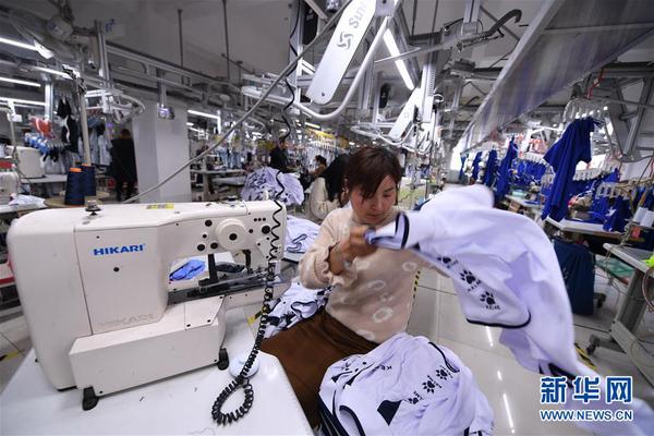 女工在位于福建泉州一家服装生产企业的生产线上工作（2019年2月26日摄）。 新华社记者 林善传 摄