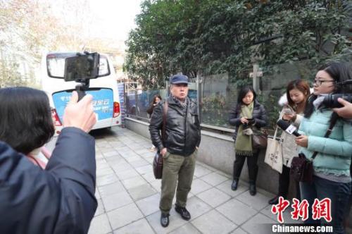 被害人父亲杨敢连在上海市高级人民法院出庭二审 张亨伟 摄