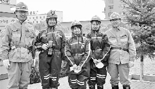     本报记者常歌在内蒙古自治区鄂尔多斯市神东煤炭集团开发的目前世界第一大单井井工矿井补连塔煤矿采访。