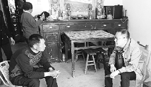     本报记者胡方玉在安徽金寨县油坊店乡西莲村村民家中采访。