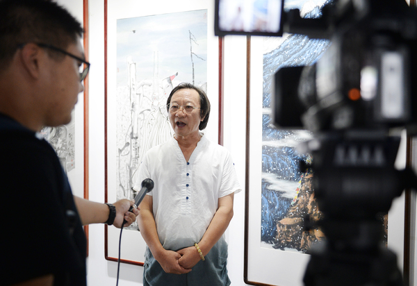 5、来自北京的中国水墨画院专职画家刘铁平接受记者采访
