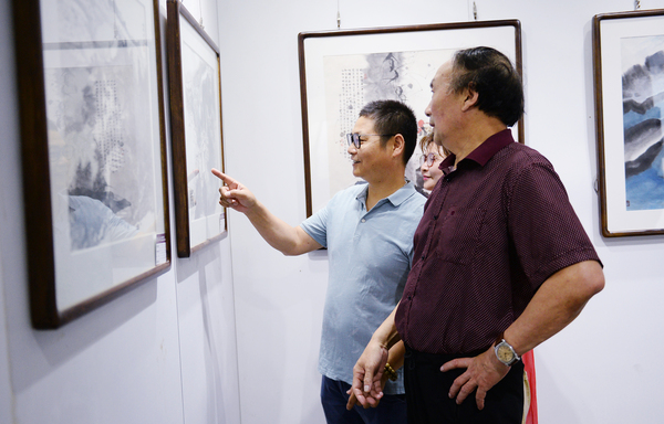 6、参加联展的溧阳市地方书画家在介绍自己的作品