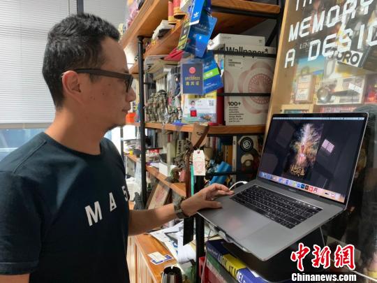 杭州硬脑科技负责人介绍其制作的汉字主题动画片。　张斌 摄