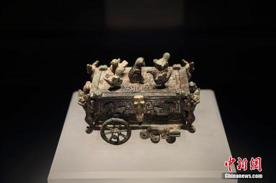 图为博物馆陈列的山西省闻喜县出土的刖人守囿车。中新社记者 张云 摄