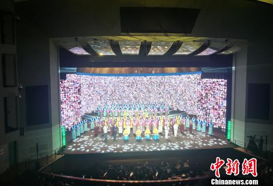 9日晚，“国风豫韵出彩河南”中国豫剧表演艺术家李树建艺术实践公益演唱会在北京保利剧院精彩举行，晚会通过网络互动形式，实现了多地同时、万人同屏同唱的场景。　李贵刚 摄