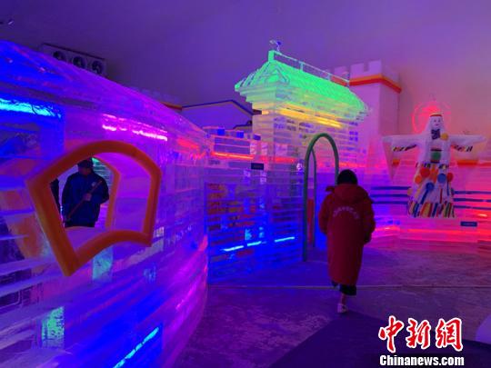 山西长治通天峡景区国际冰雕邀请赛开幕，七彩城冰雪艺术馆正式开园迎客。　刘小红 摄
