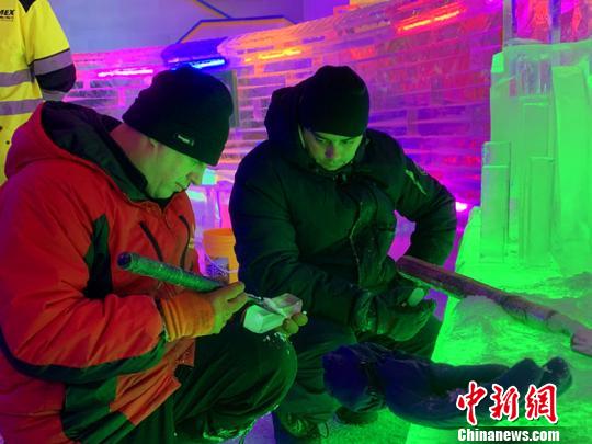 来自俄罗斯、韩国、蒙古国、塞舌尔等地的国际冰雕大师呈现的雕筑创作，让广大游客可畅游七彩冰雪世界，体验反季节的清凉。　刘小红 摄