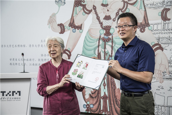 5 清华大学艺术博物馆常务副馆长杜鹏飞为常沙娜先生颁发捐赠证书.jpg