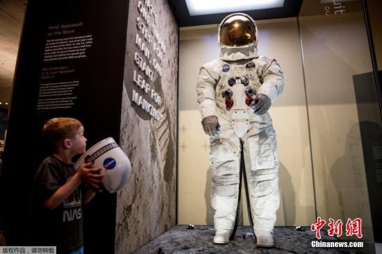 7月16日，在美国华盛顿的国家航空航天博物馆，美国宇航员阿姆斯特朗的登月宇航服向公众展出。 