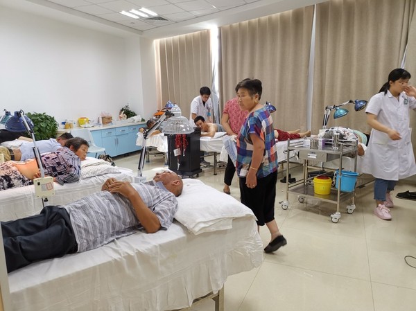 泗县人民医院群众在做理疗康复