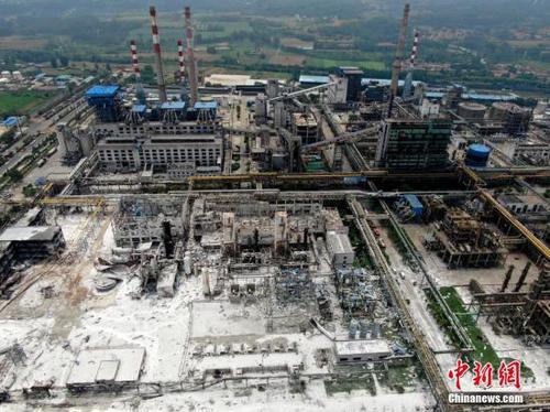 7月20日，俯瞰发生爆炸后的义马气化厂。中新社记者 王中举 摄