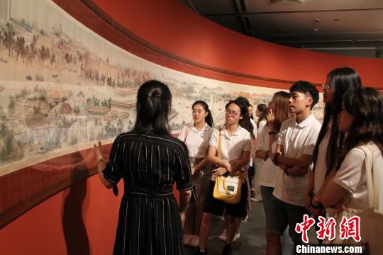 7月19日下午，17名香港高校艺术专业学生前往北京画院美术馆参观。图为参观现场。　陈沁涵 摄