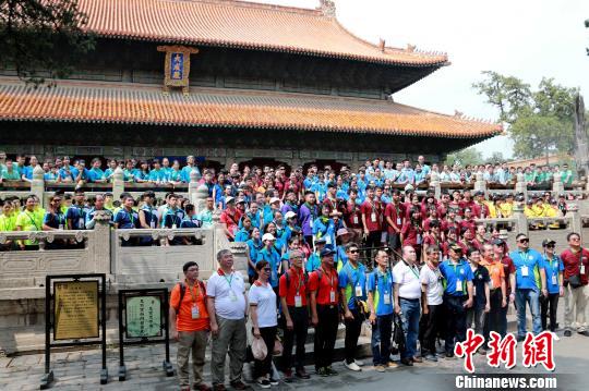 7月23日，参加“同心同根万里行2019”的香港14家青少年制服团体成员在山东曲阜孔庙大成殿前合影。　梁犇 摄