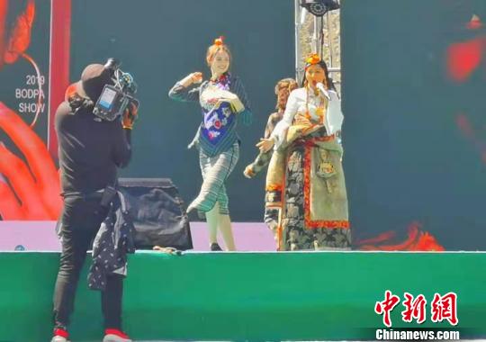 图为参加藏模大赛的选手在舞台上展示服饰。　古月 摄