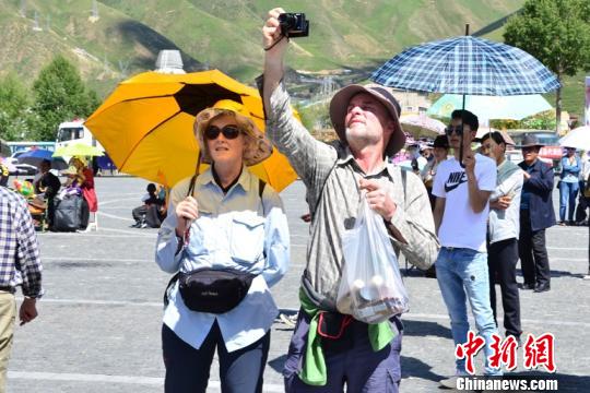 图为现场观看藏模大赛的外籍游客们。　鲁丹阳 摄