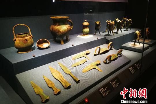 该博物馆展出青铜器物多达2200余件，上起陶寺，下至秦汉，跨越整个青铜时代。　杨杰英 摄