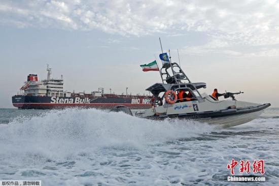 当地时间7月21日，伊朗公布之前扣押的悬挂英国国旗油轮的最新画面，并称“油轮及所载全部船员都很安全，船员身体状况良好”。