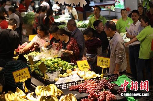 资料图：消费者选购水果蔬菜。<a target='_blank' href='http://www.chinanews.com/'>中新社</a>记者 泱波 摄