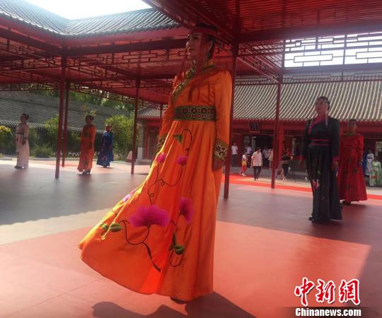 中国手工刺绣传承创新大会闭幕10余位刺绣传承人共绣70米长卷