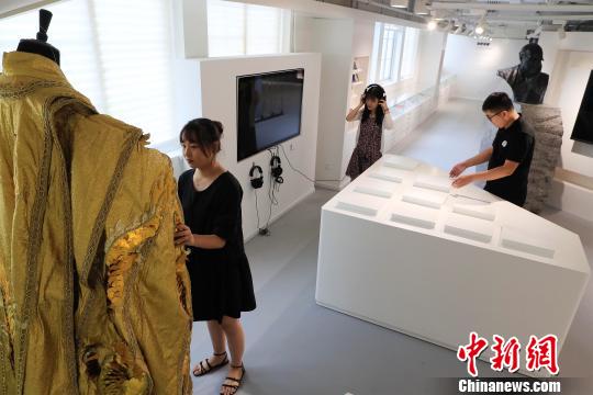 民众在参观上海话剧艺术中心展示模型。　殷立勤 摄
