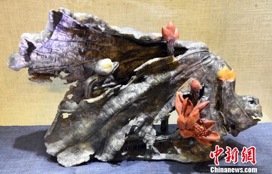 中国工艺美术大师陈礼忠参展寿山石雕作品《红莲》。　记者刘可耕 摄