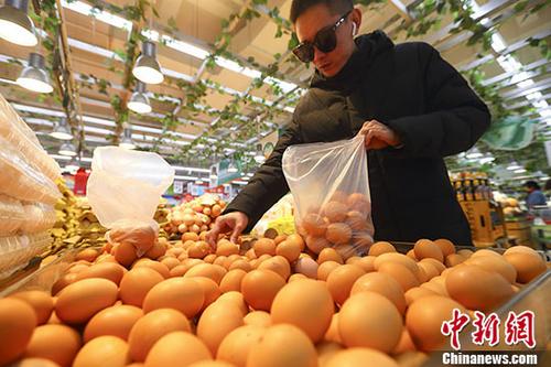 资料图：山西太原一超市内，顾客正在选购鸡蛋。<a target='_blank' href='http://www.chinanews.com/'>中新社</a>记者 张云 摄