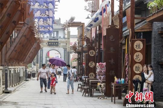 图为精心打造的魏家坡仿古商业街。　王威 摄