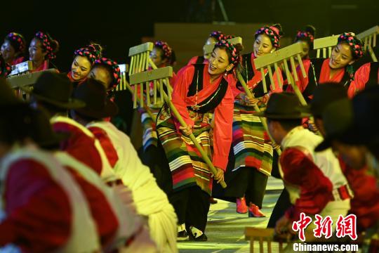 图为开幕式现场西藏原生态舞蹈表演《守望丰收》。　何蓬磊 摄