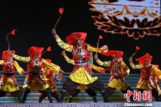 图为开幕式晚会现场独具藏民族特色的表演。　何蓬磊 摄