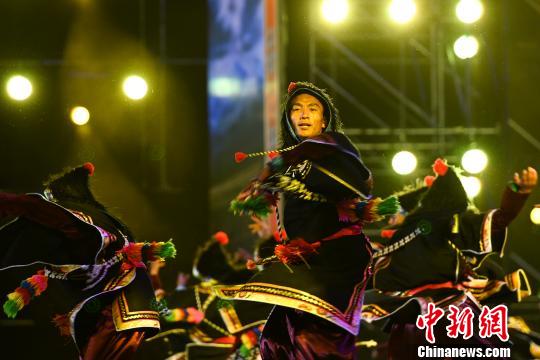 图为开幕式现场西藏原生态舞蹈表演《欢乐的牧人》。　何蓬磊 摄