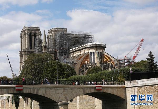 这是8月16日在法国巴黎拍摄的修缮中的巴黎圣母院。新华社记者高静摄