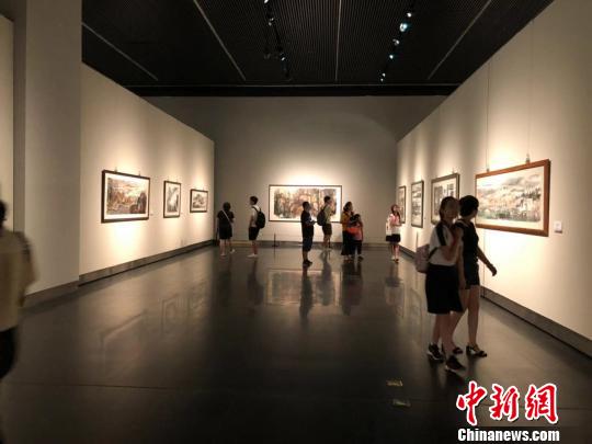 18日，“云月八千里——江明贤墨彩巡回展”在位于南京的江苏省美术馆新馆开展。　朱晓颖 摄