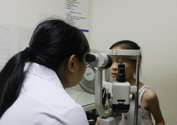 爱尔眼科长沙医院医生为四胞胎做眼健康检查