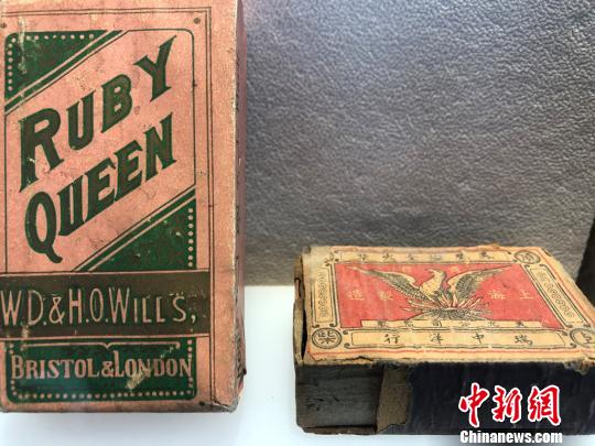 老上海三零年代生活物件主题展展品——火柴盒。　徐明睿 摄