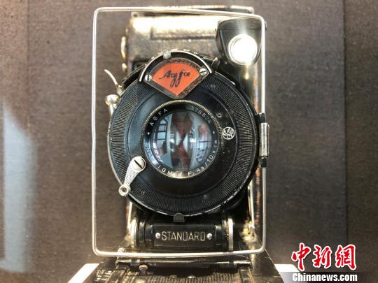 老上海三零年代生活物件主题展展品——照相机。　徐明睿 摄