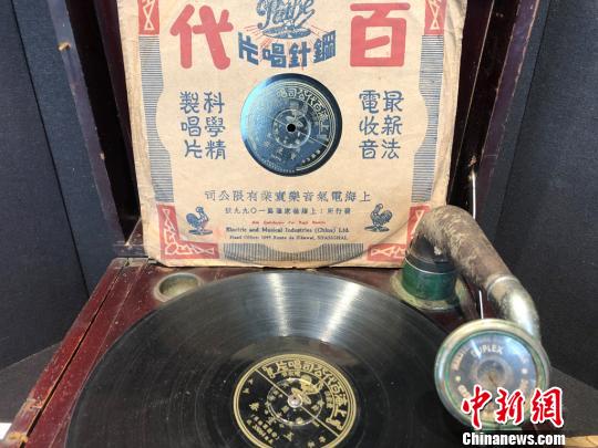 老上海三零年代生活物件主题展展品——留声机。　徐明睿 摄