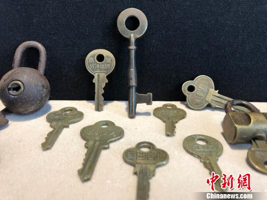 老上海三零年代生活物件主题展展品——钥匙。　徐明睿 摄