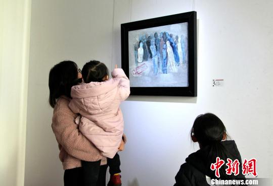 资料图：在山东济南开幕的“形形色色——表现性绘画山东八人展”吸引市民参观。　赵晓 摄