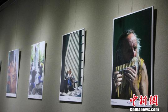 资料图：2017年12月，鲁巴摄影交流展在山东济南开幕。　赵晓 摄