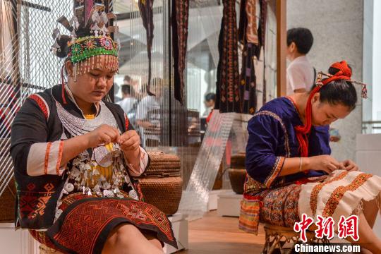 图为海南黎族传统纺织技艺展示。(资料图) 洪坚鹏 摄