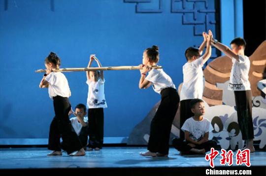 乡村孩子们在首都舞台上呈现精彩演出。供图