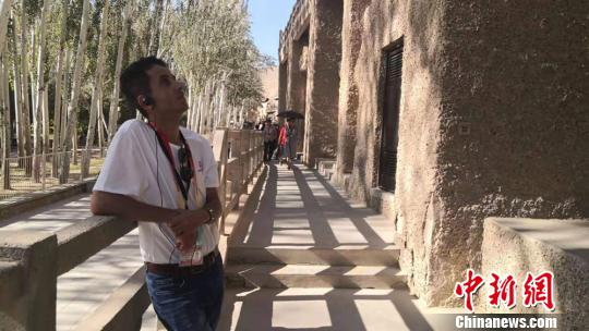图为来自也门的留学生马吉在敦煌莫高窟游览。　钟欣 摄