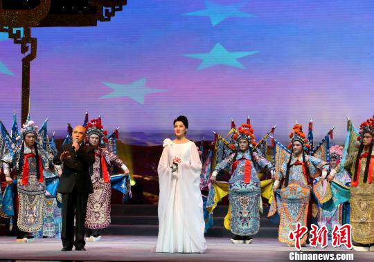 图为京黄交响《中国舞台》表演。　夏莹 摄