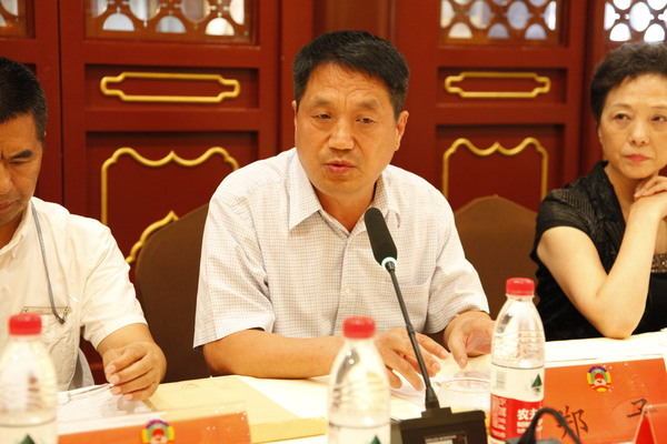 中央新影微电影部主任、作家郑子在议政会上发言